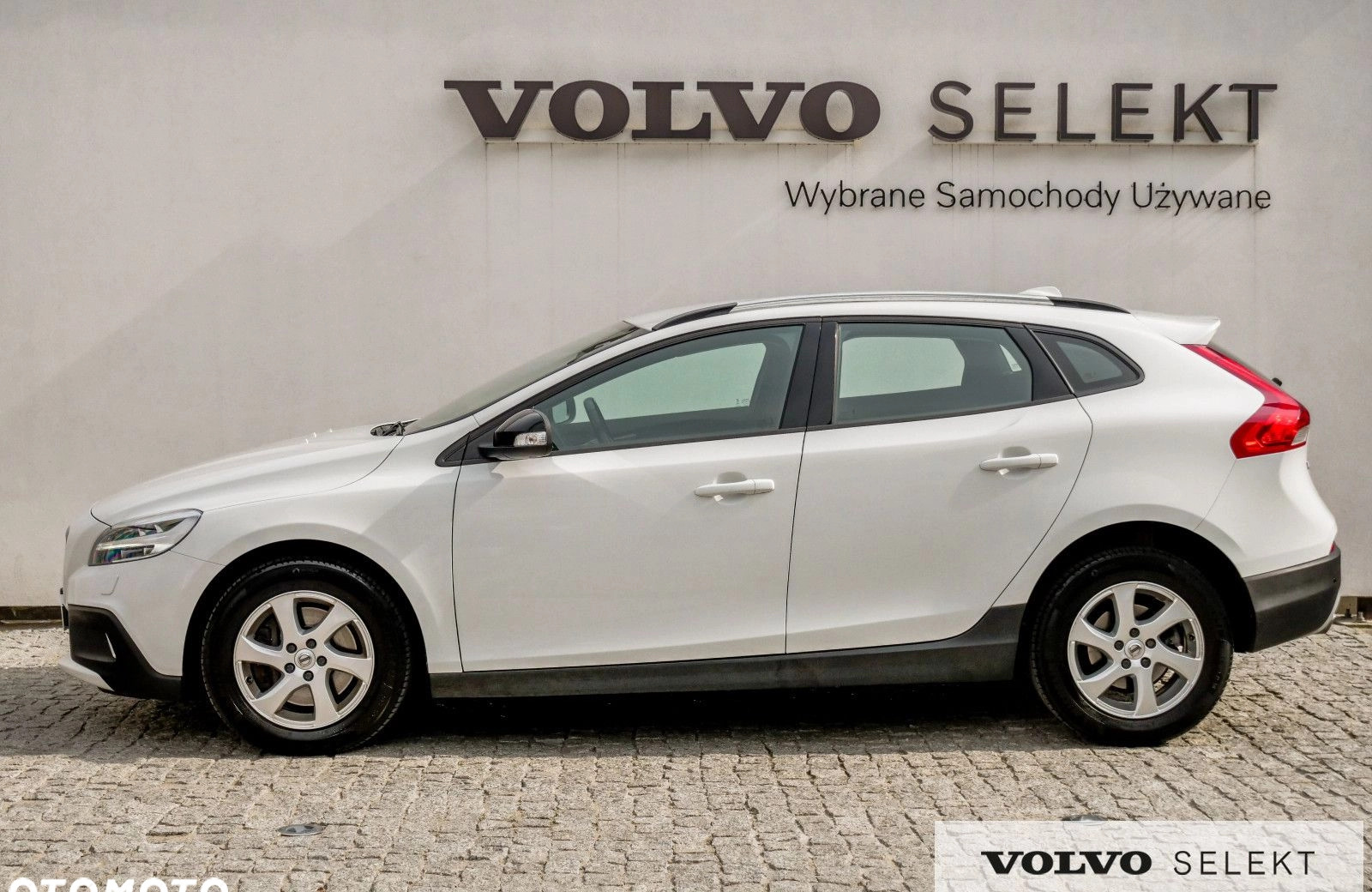 Volvo V40 cena 87900 przebieg: 92080, rok produkcji 2019 z Serock małe 562